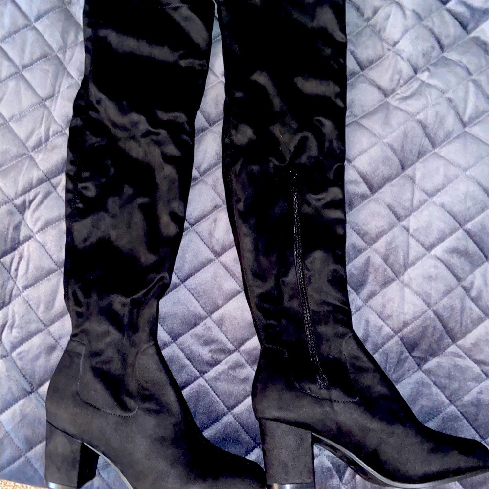 Knew high boots